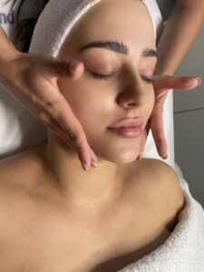 kobieta podczas masażu twarzy