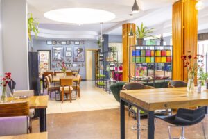 kolorowa restauracja, krzesła, stoły, kwiaty