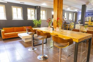 wysoki stół drewniany z hokerami