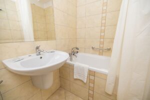 łazienka z umywalką, lustrem i wanną