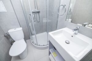 łazienka z toaletą, prysznicem i umywalką