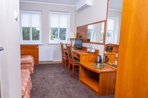 biurko z dwoma krzesłami i telewizorem, lustra, klimatyzacja