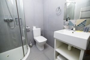 łazienka z umywalką, toaletą i prysznicem