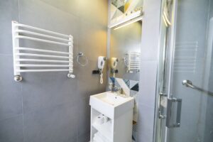 grzejnik łazienkowy, umywalka i lustro